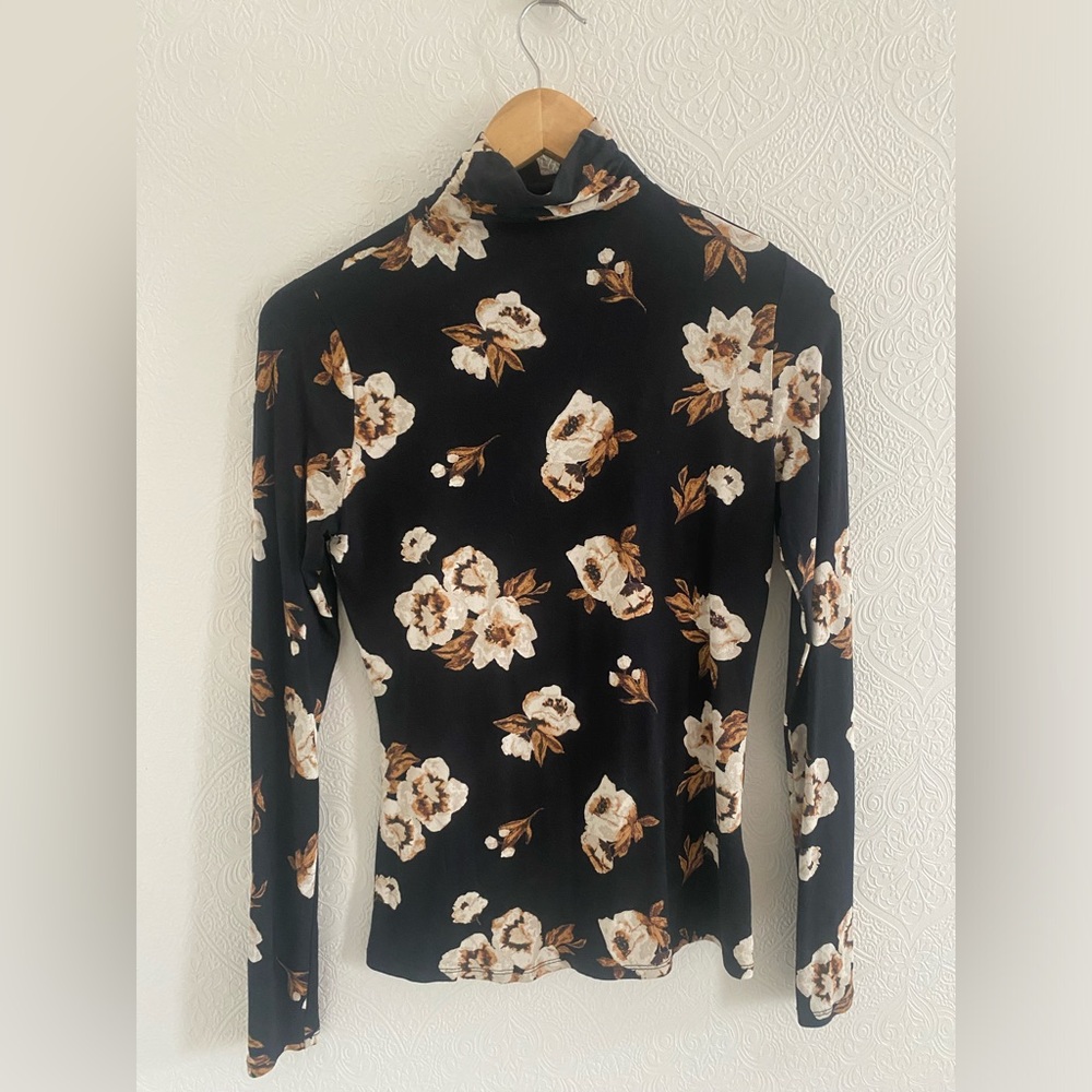 RW&Co - Black and Floral Turtleneck - Sz XS